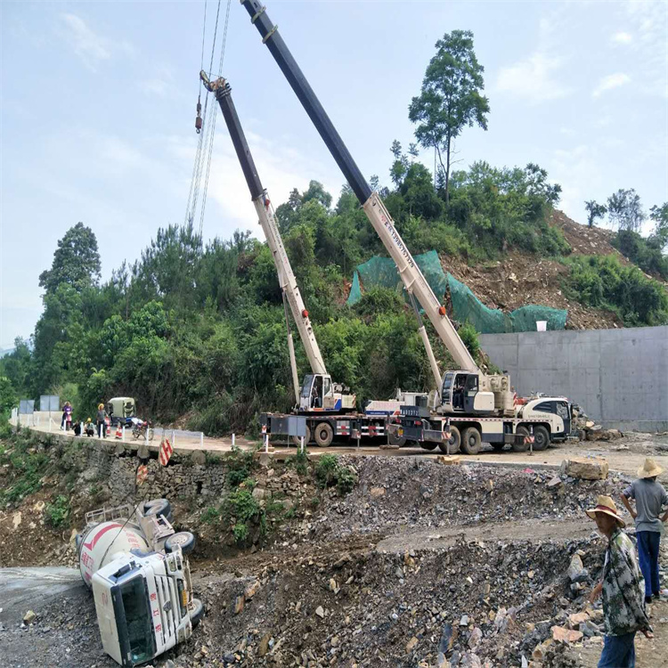 万安县汽车掉沟里叫吊车救援要多少钱